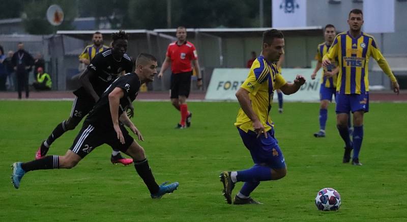 Varnsdorf (ve žlutém) porazil Třinec 1:0.