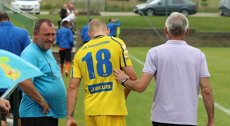 FOTBALISTÉ VARNSDORFU (ve žlutém) porazili juniorku Liberce 7:2. 