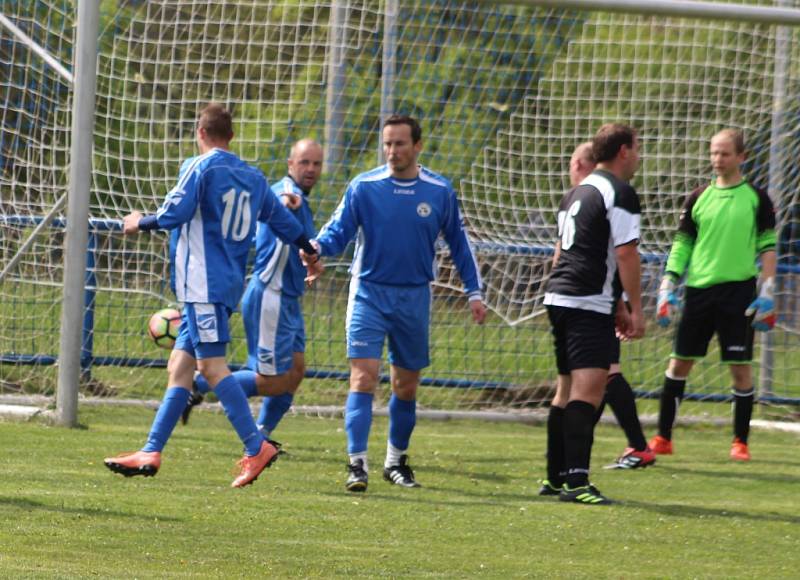 JASNÁ VÝHRA. Fotbalisté České Kamenice B (modrá) vyhráli 5:1 ve Františkově.