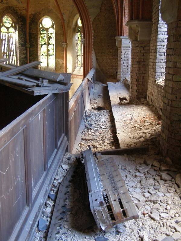 Původní, zdevastovaný stav kostela z roku 2010.
