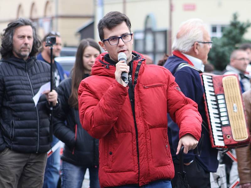 Cestovatelé z Krásné Lípy se vrátili po dvou letech domů. Čekalo je velkolepé uvítání. 