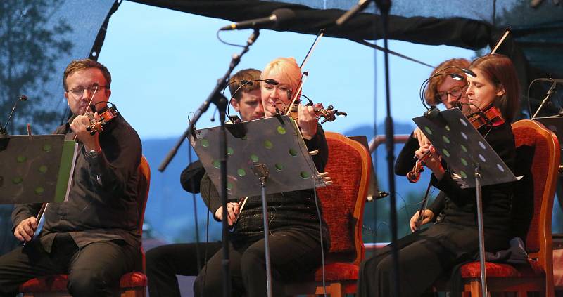 Koncertem v jižních zahradách děčínského zámku vyvrcholilo koncertní miniturné romského sboru Čhavorenge, Idy Kelarové a členů České filharmonie.