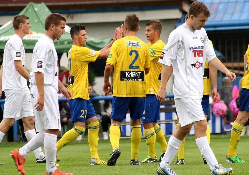 ŠKODA. Varnsdorf (v bílém) herně nezklamal, přesto prohrál s Teplicemi 0:4.