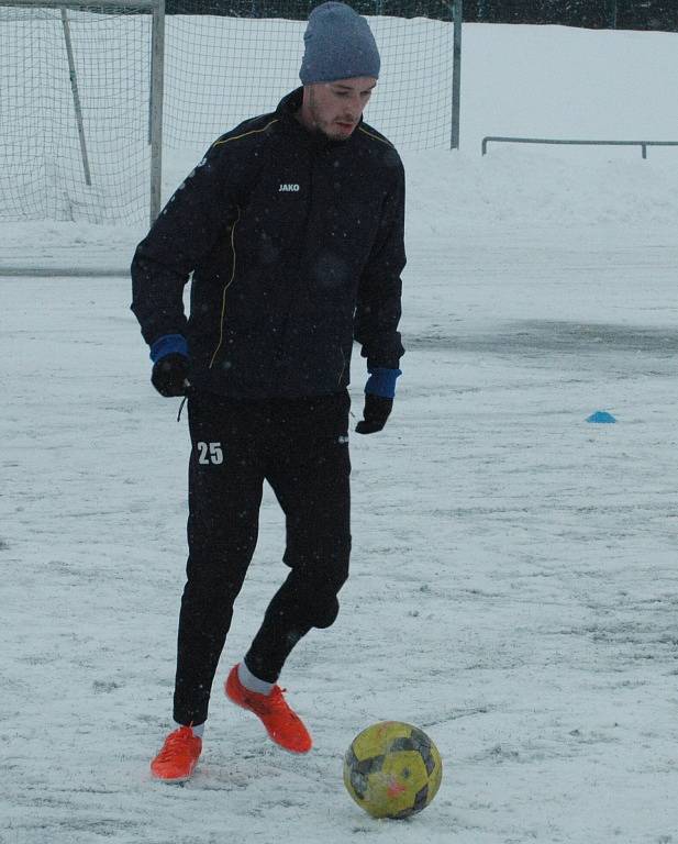 PRVNÍ TRÉNINK v rámci zimní přípravy mají za sebou fotbalisté FK Varnsdorf.