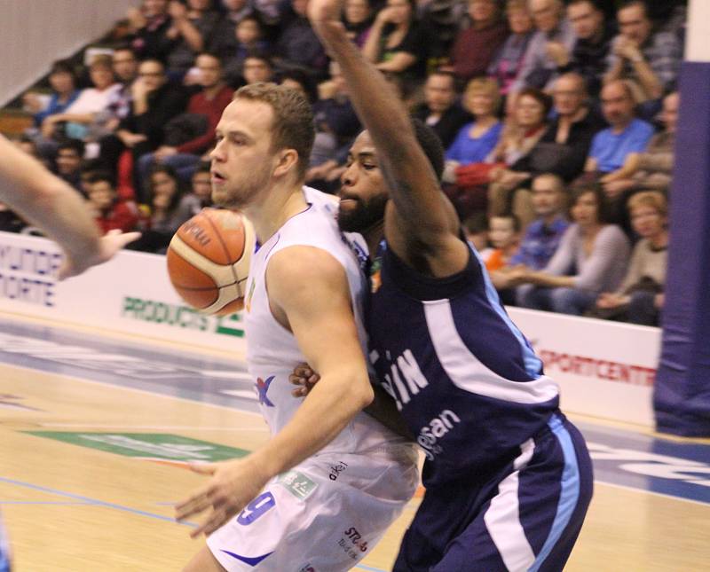 BASKETBALISTÉ DĚČÍNA si to doma rozdali s Kolínem.