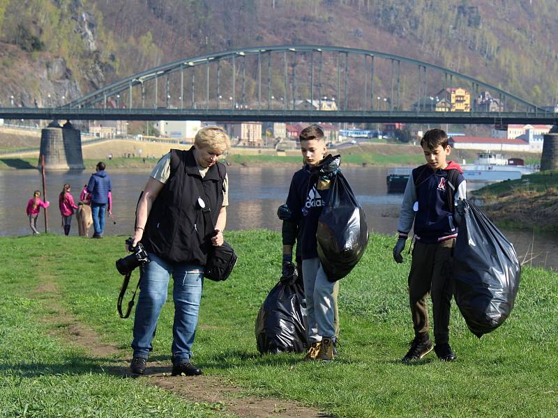 Akce Ukliďme Česko v Děčíně. Desítky dobrovolníků uklízely v sobotu 6. dubna nejen břehy Labe