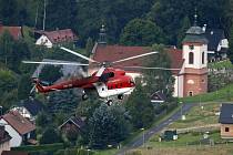 Vrtulník přepravil na skalní ostroh přes 40 tun stavebního materiálu vzhledem k nepřístupnému terénu.