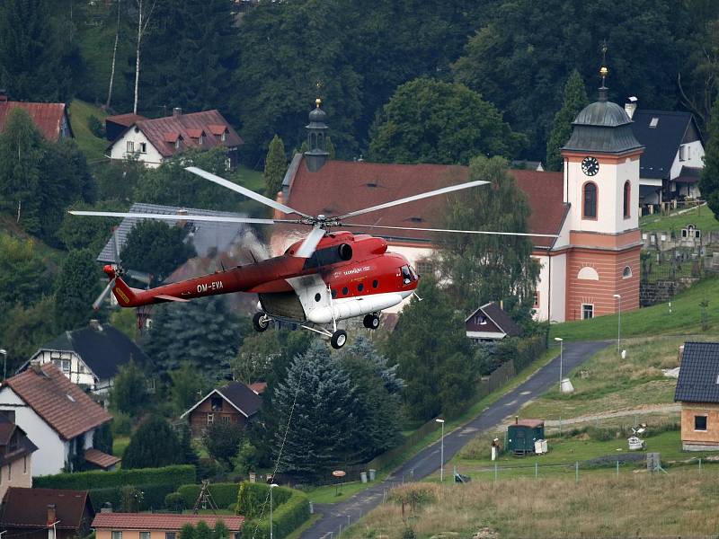 Vrtulník přepravil na skalní ostroh přes 40 tun stavebního materiálu vzhledem k nepřístupnému terénu.