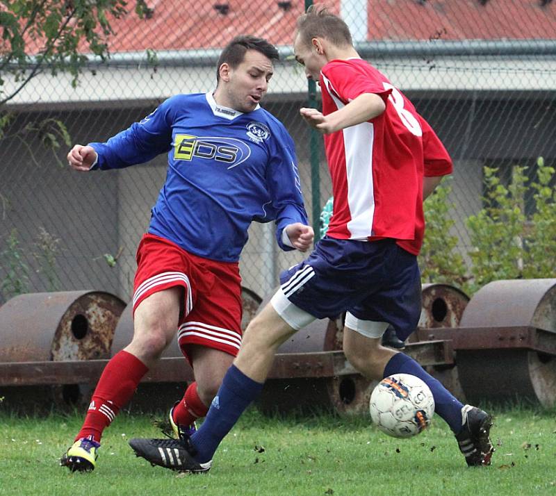 DVANÁCT BRANEK padlo v Neštěmicich. Domácí fotbalisté (modré dresy) porazili Modrou vysoko 8:4.