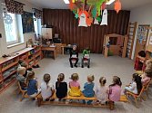 Žáci Základní školy Malšovice čtou dětem v mateřské škole.