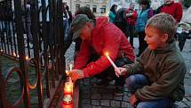 Pálení svíček na rumburském náměstí přilákalo obyvatele města všech věkových skupin. 