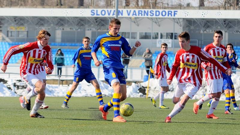 ŠKODA. Varnsdorští dorostenci (v modrém) remizovali 1:1 s Viktorkou Žižkov.