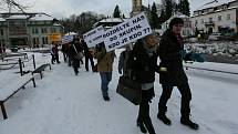 V Krásné Lípě "vítali" prezidenta protestující hendikepovaní lidé.