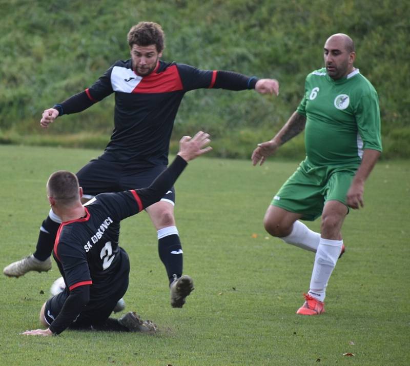 Dobkovice (černé dresy) doma porazily Heřmanov 6:3.