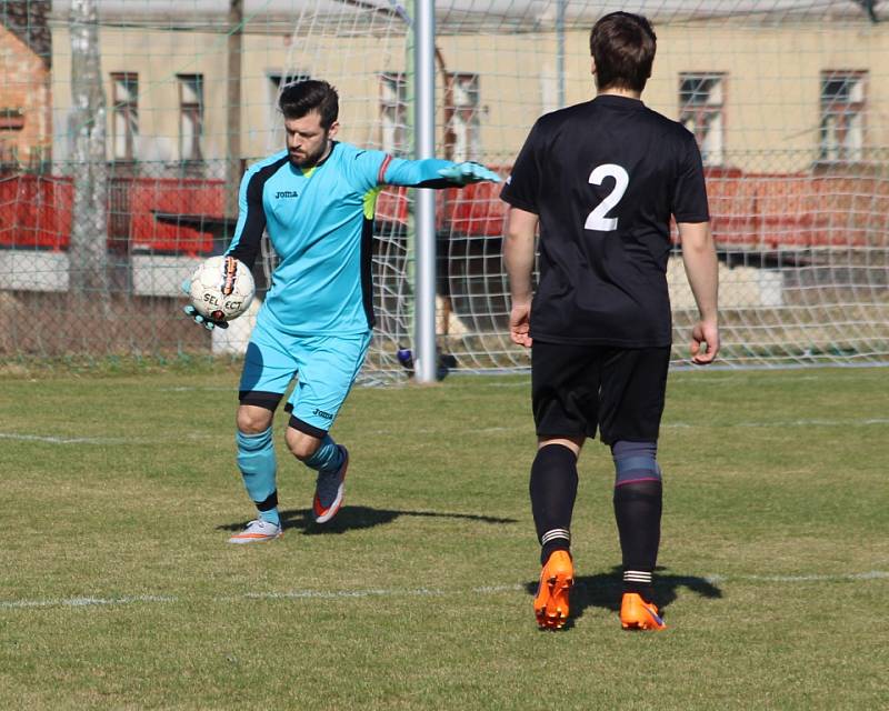 DOMA ZTRATILY Verneřice (v černém), které podlehly 0:1 Markvarticím.