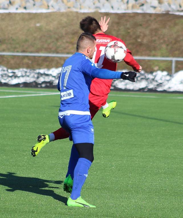 PŘÍPRAVA. Varnsdorf (v modrém) doma prohrál 1:2 proti Ústí nad Labem.