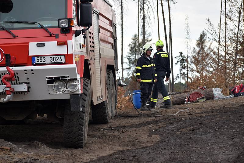 Na Mlýnské cestě mají hasiči stále plné ruce práce.
