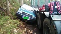 Ze zaklíněného vozu v Hřensku museli řidiče vyprostit hasiči.