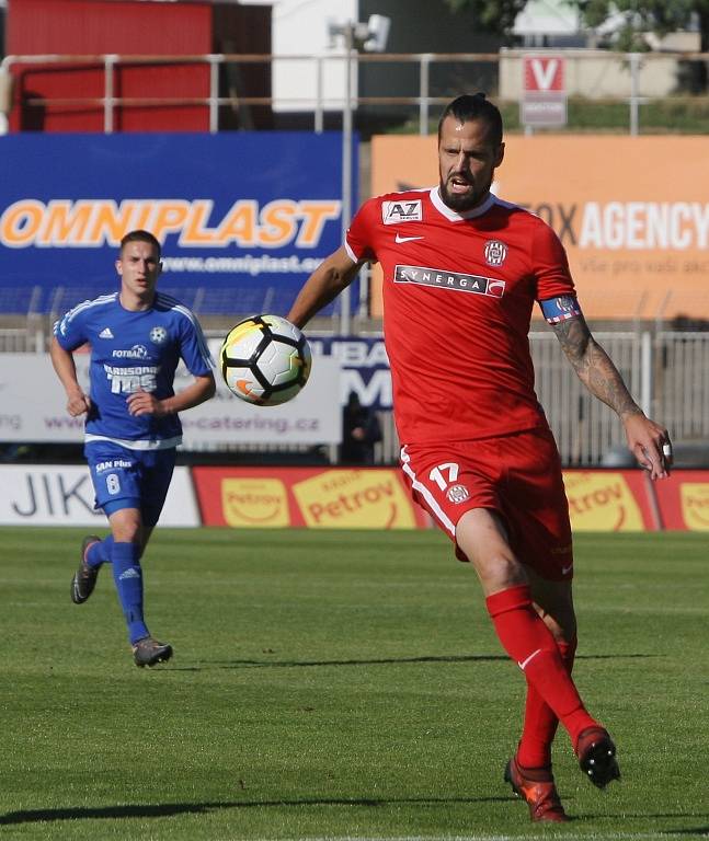 BOD. Fotbalisté Varnsdorfu (v modrém) vybojovali v Brně remízu 0:0.