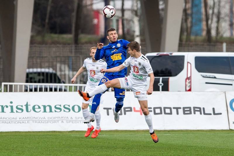 BRAVO! Varnsdorf (v modrém) vyhrál v Hradci Králové 1:0.