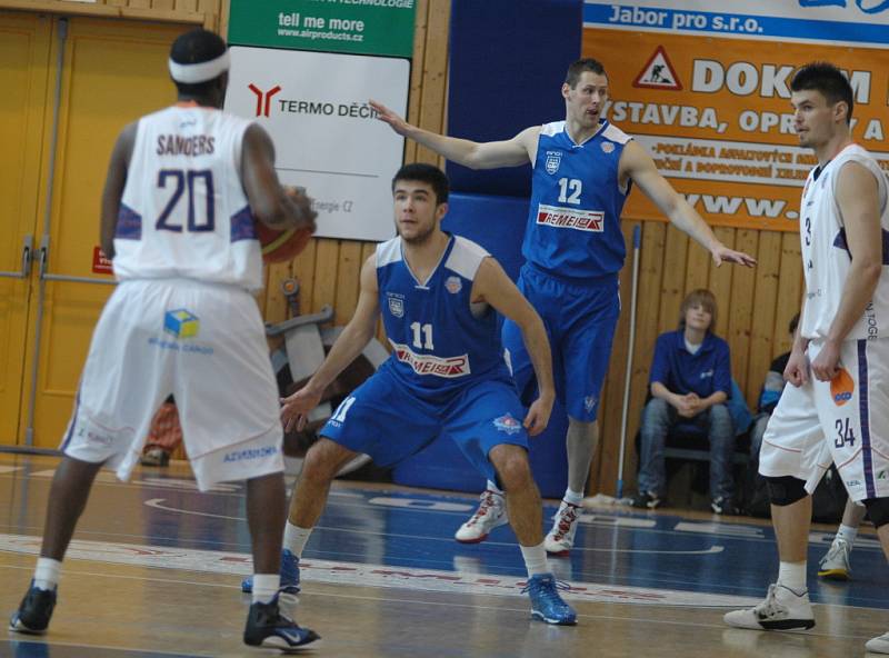 SKVĚLE! Hráči BK Děčín (v bílém) doma porazili USK Praha 71:58.