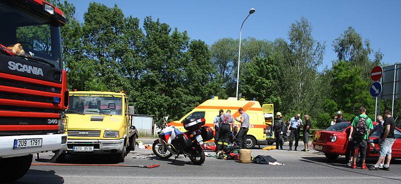 Dopravní nehoda - střet motorkáře s odtahovou službou.