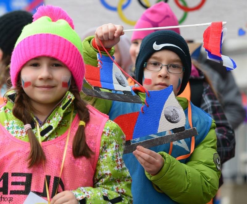 Průvod dětí podpořil naše sportovce na olympiádě v ruském Soči.