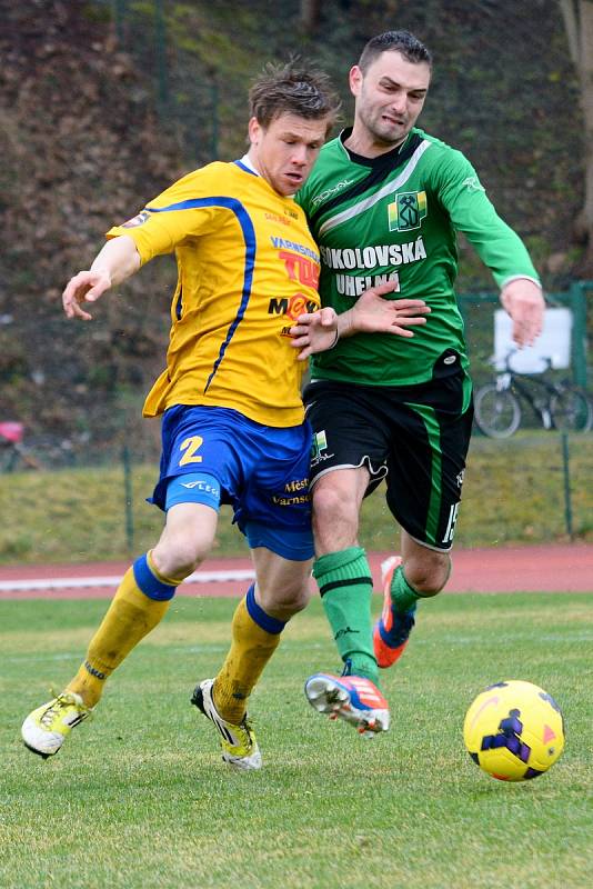 KONEČNĚ ZABRALI! Fotbalisté Varnsdorfu (ve žlutém) rozdrtili Sokolov 5:0.