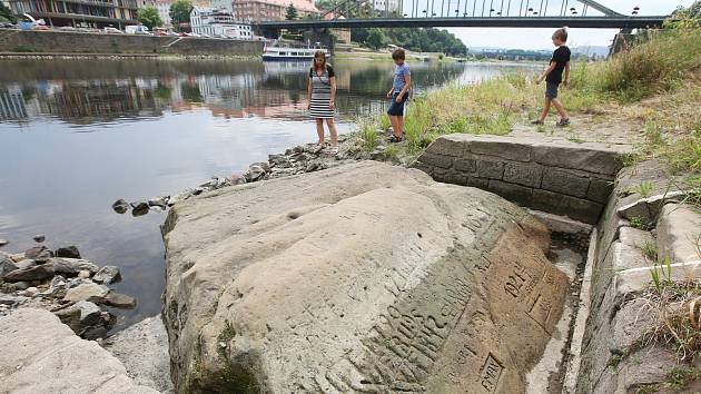 Tři velké hladové kameny ukázala vysychající řeka Labe.