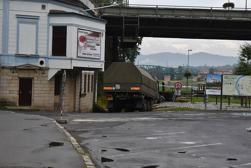 Volby drive-in v Děčíně.