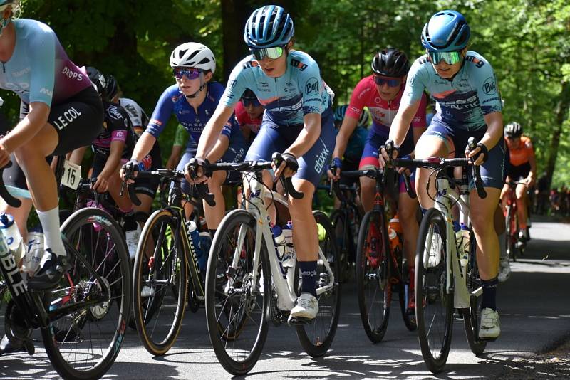 Tour de Feminin - II. etapa. Cyklistky na 30 kilometru při stoupání z Hřenska do Janova.