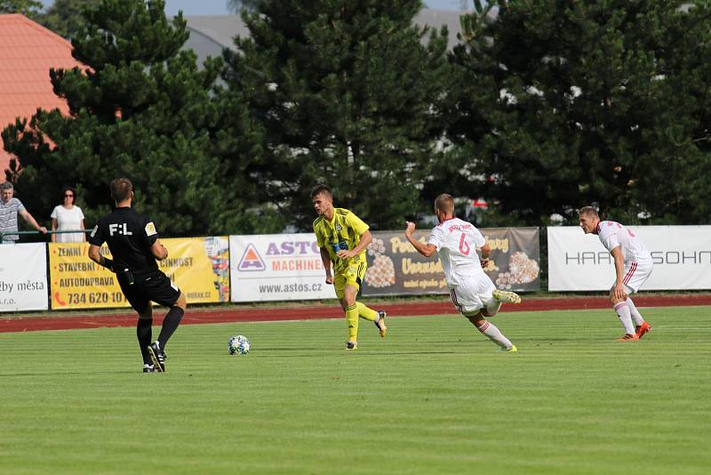 REMÍZA. Fotbalisté Varnsdorf (ve žlutých dresech) doma remizovali s Třincem 2:2.