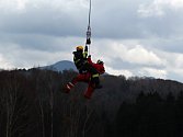 Letecká záchranka cvičí s hasiči zásahy v soutěskách u Hřenska.