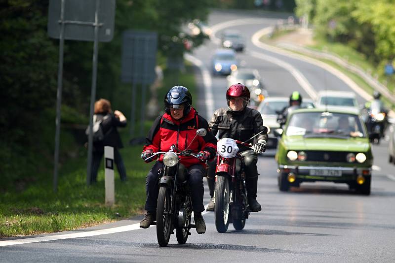Na Šébru se konaly tradiční závody motoristických veteránů.