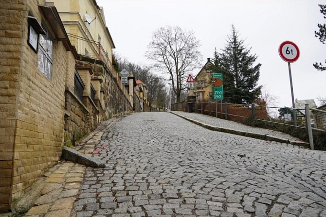 Žižkova ulice je jedinou příjezdovou cestou k děčínské zoo. Česká ji rekonstrukce inženýrských sítí.