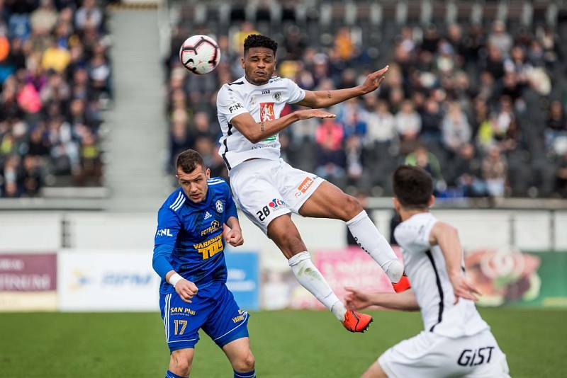 BRAVO! Varnsdorf (v modrém) vyhrál v Hradci Králové 1:0.