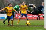 KONEČNĚ ZABRALI! Fotbalisté Varnsdorfu (ve žlutém) rozdrtili Sokolov 5:0.