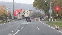 Dopravu mezi Ústím nad Labem a Děčínem komplikují opravy vozovky. Dopravu tam řídí semafory a tvoří se kolony.