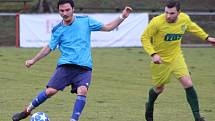 DOBRÝ START. Fotbalisté Modré (modré dresy) doma udolali Žatec 3:2.