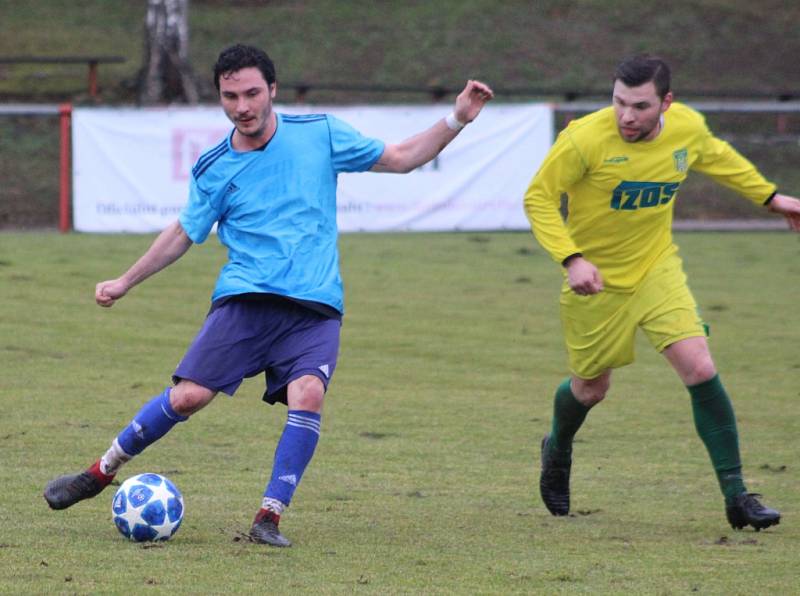 DOBRÝ START. Fotbalisté Modré (modré dresy) doma udolali Žatec 3:2.