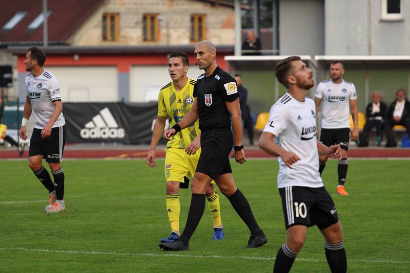 VELKÁ ŠKODA. Fotbalisté Varnsdorfu (ve žlutém) po dobrém výkonu prohráli se Zlínem 1:2.