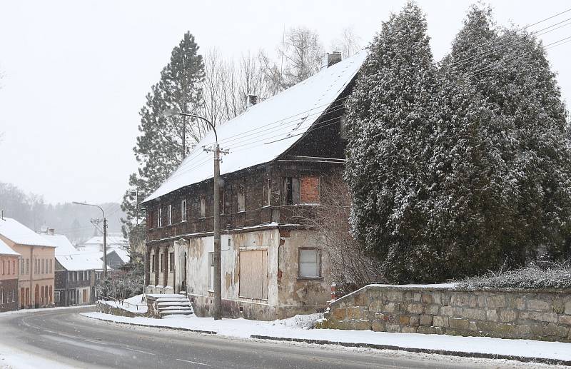 Muž z Krásné lípy na Děčínsku koupil chalupu i se skládkou starých lednic a teď nemá na likvidaci.