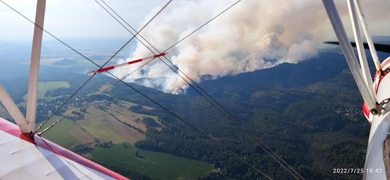 Požár ve Hřensku, pohled z letadla, takto to vypadalo v pondělí 25. července, den po vzniku požáru.