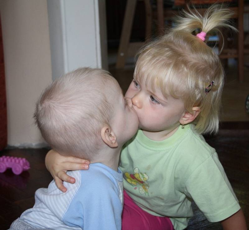 BOJOVNÍK. Dvouletý Tomášek si doma hraje se svou stejně starou sestřičkou Veronikou.Jsou dvojčata.