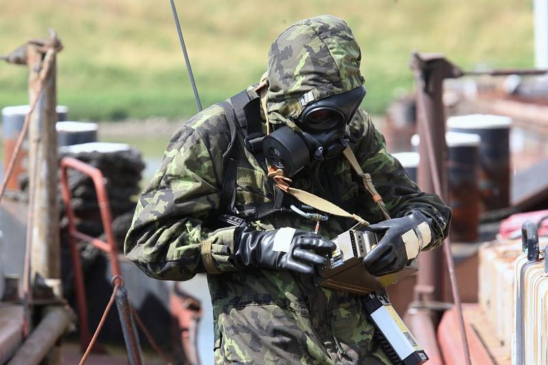 CHEMICI V AKCI. Cvičení probíhalo v děčínském zimním přístavu.