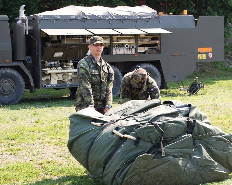 Vojáci 311. praporu radiační, chemické a biologické ochrany z Liberce si vybrali za místo svého cvičení břeh Labe v Děčíně