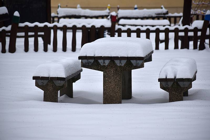 Děčín zasypal v noci na pondělí 8. února sníh.