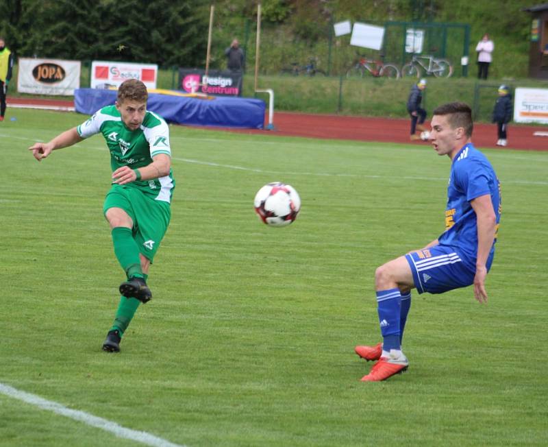DALŠÍ PORÁŽKA. Fotbalisté Varnsdorfu (v modrém) doma prohráli s Vlašimí 0:2.