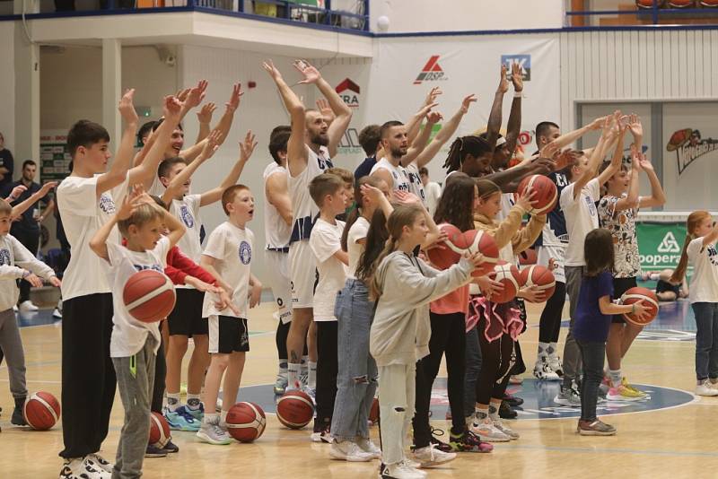 Basketbalisté Děčína doma porazili Ostravu a nadále drží v Kooperativa NBL první místo.