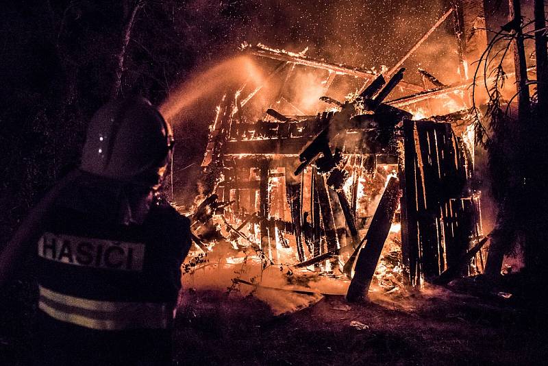 Požár roubenky v Krásné Lípě.